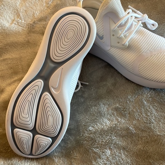 Nike, white, size 9 sneakers. WOMENS - Picture 4 of 6